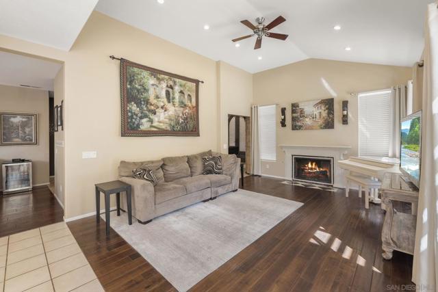 838 Masters Dr, Oceanside CA: https://media.crmls.org/mediaz/0f263c84-f753-4442-9e82-d42ff44f00e9.jpg