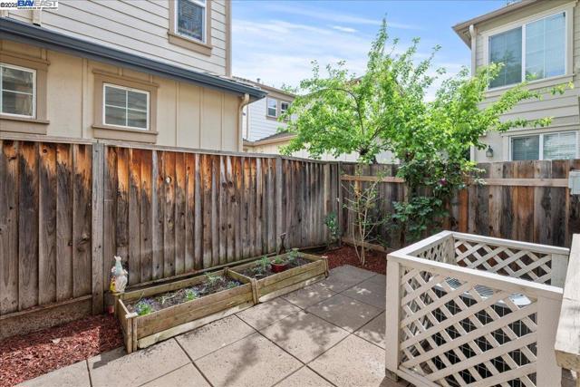 107 Limestone Cmn, Livermore CA: https://media.crmls.org/mediaz/0f286bb3-f001-4aa9-9a4a-5cdb3a42360d.jpg