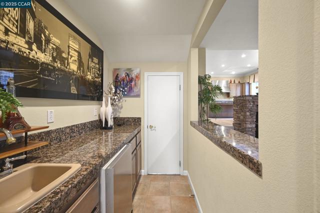 1105 Peacock Creek Dr, Clayton CA: https://media.crmls.org/mediaz/0f28c9c0-3683-4a89-95e0-d4eb8eebc197.jpg