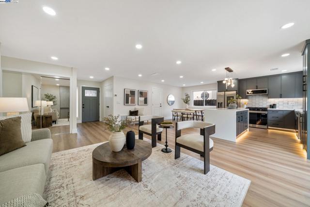 31314 San Andreas Dr, Union City CA: https://media.crmls.org/mediaz/0f29445d-a6e7-4bb2-aa95-27214debbbe3.jpg