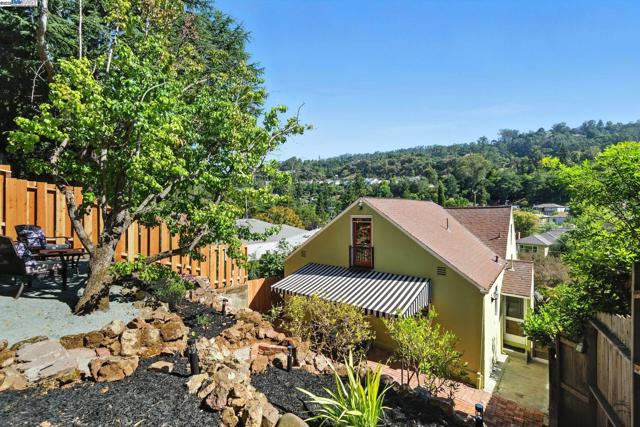 3357 Jordan Rd, Oakland CA: https://media.crmls.org/mediaz/0f2a2e3e-45c6-4633-b3fd-2c956b9a7e39.jpg