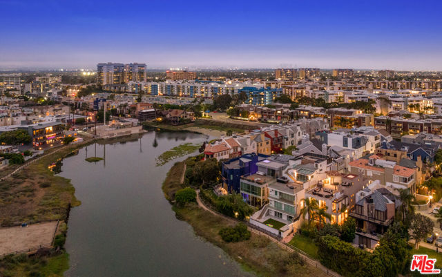 4115 Roma Court, Marina del Rey CA: https://media.crmls.org/mediaz/0f2a777e-c072-4af3-a661-c9dabb4b610c.jpg