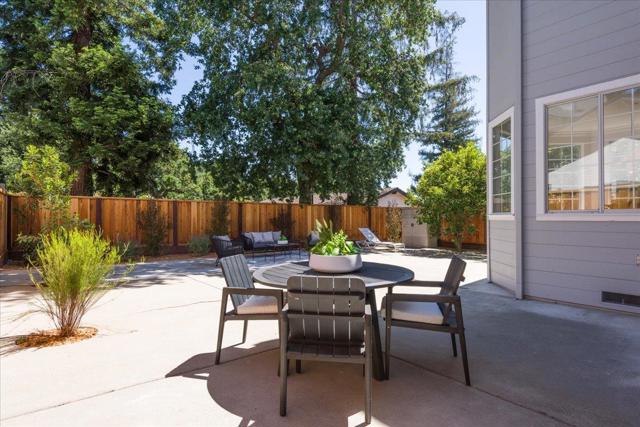 18 Melvin Henry Court, Redwood City CA: https://media.crmls.org/mediaz/0f2b39bc-730b-45aa-a46c-787fd777bda8.jpg