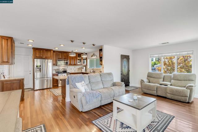 1349 Montana Dr, Concord CA: https://media.crmls.org/mediaz/0f2c1d9c-0303-4376-9b4d-100b3e8666fe.jpg