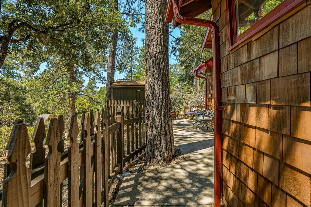 https://media.crmls.org/mediaz/0f2c776b-049e-4f47-8198-515783a9b662.jpg?preset=X-Large
