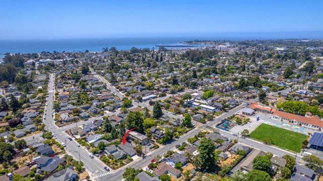 1422 Broadway, Santa Cruz CA: https://media.crmls.org/mediaz/0f2d0a66-8826-47ca-9174-1811eac9945c.jpg