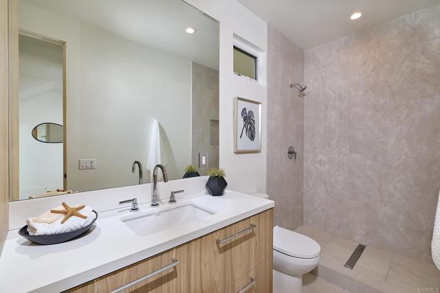 Detail Gallery Image 18 of 30 For 3901 Haines, San Diego,  CA 92109 - 5 Beds | 5 Baths