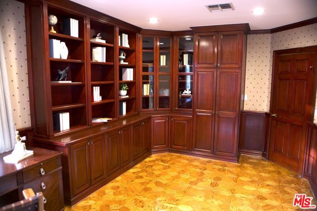 11502 Dona Teresa Drive, Studio City CA: https://media.crmls.org/mediaz/0f2da5be-8d87-4381-83c5-7aac395e974e.jpg