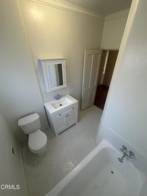 Detail Gallery Image 7 of 11 For 130 Orlando Ave #130 1/2,  Los Angeles,  CA 90048 - 2 Beds | 1 Baths