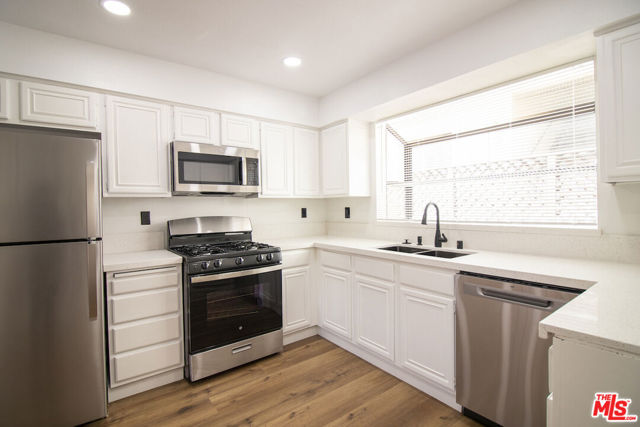 1132 19th Street, Santa Monica CA: https://media.crmls.org/mediaz/0f2e6903-578f-429a-9d83-ac95ce4a2952.jpg