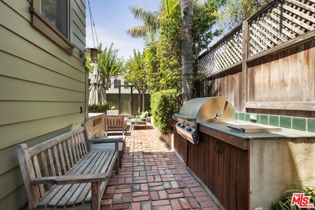 21 Park Avenue, Venice CA: https://media.crmls.org/mediaz/0f2febc3-1bdc-4e1c-a2a5-017652ae265f.jpg