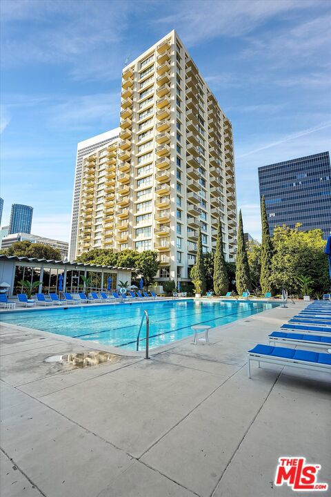 2160 E Century Parkway, Los Angeles CA: https://media.crmls.org/mediaz/0f2ff2ff-679b-4185-9c3c-5386e8af2879.jpg