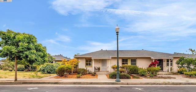 1811 3rd St, Alameda CA: https://media.crmls.org/mediaz/0f317bf5-3251-423b-b08b-191b1d816166.jpg