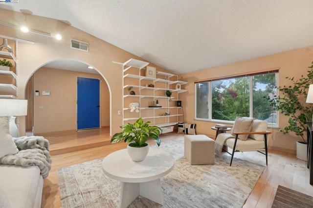 4942 Rocklin Dr, Union City CA: https://media.crmls.org/mediaz/0f31aa84-a3f3-43ff-80c2-bd15ef62165e.jpg