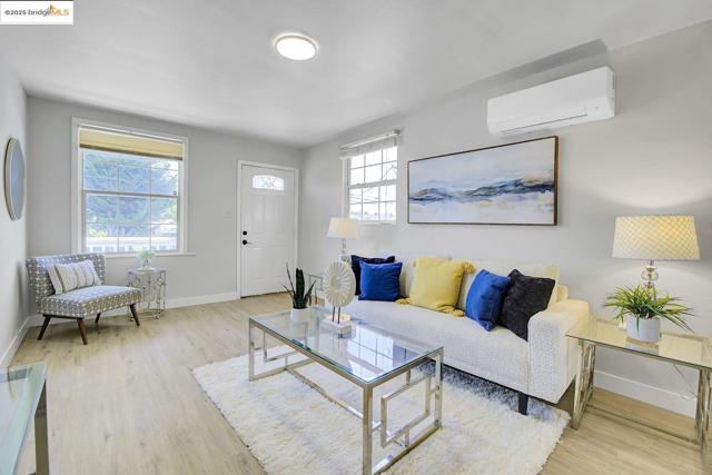 319 S 37Th St, Richmond CA: https://media.crmls.org/mediaz/0f31b3a6-1d07-4152-9988-0be90a4f5e2f.jpg