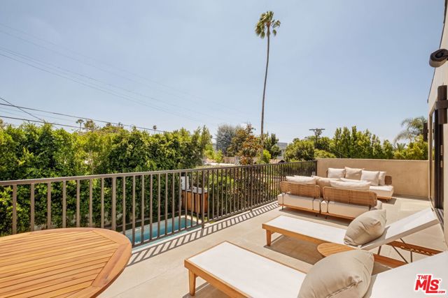 636 N Laurel Avenue, Los Angeles CA: https://media.crmls.org/mediaz/0f31bba7-a1e1-4321-8759-a871f1267301.jpg