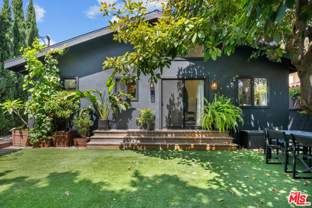 3775 Ashwood Avenue, Los Angeles CA: https://media.crmls.org/mediaz/0f31f7b7-f5dc-4905-9d6f-ff80ec3a4acb.jpg
