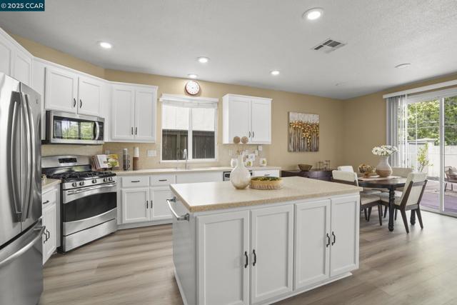 1162 Waverly Cir, Hercules CA: https://media.crmls.org/mediaz/0f321397-b1d0-4dc3-9bfc-b0fe8b7cb824.jpg
