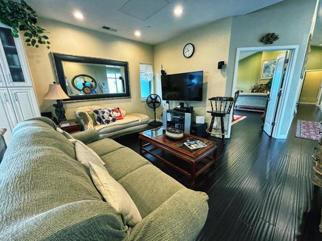 2612 Hallmark Drive, Belmont CA: https://media.crmls.org/mediaz/0f3290e0-205d-467a-8b67-191a34f6389c.jpg