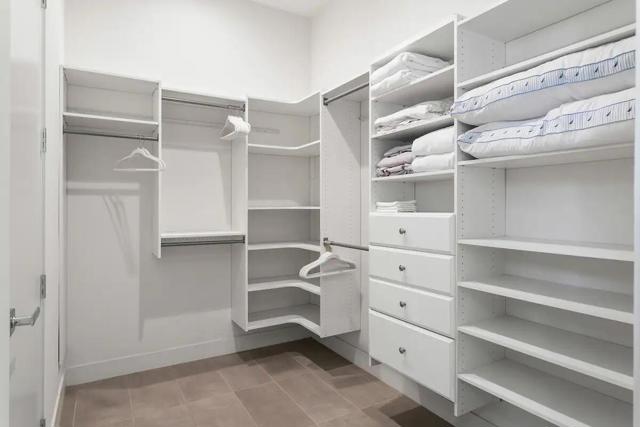 Wal-In Closet