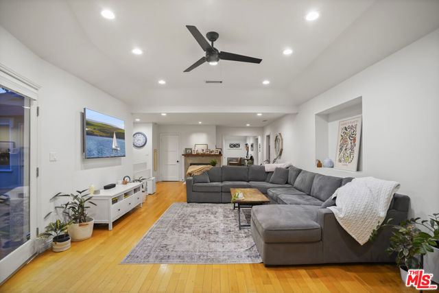 4546 Allott Avenue, Sherman Oaks CA: https://media.crmls.org/mediaz/0f348c54-c883-415e-9224-369e7c05d607.jpg