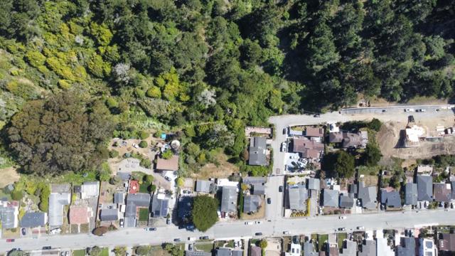 0 Clarendon Road, Pacifica CA: https://media.crmls.org/mediaz/0f34dfd8-dbc8-4612-8ac4-9c534d115bf6.jpg