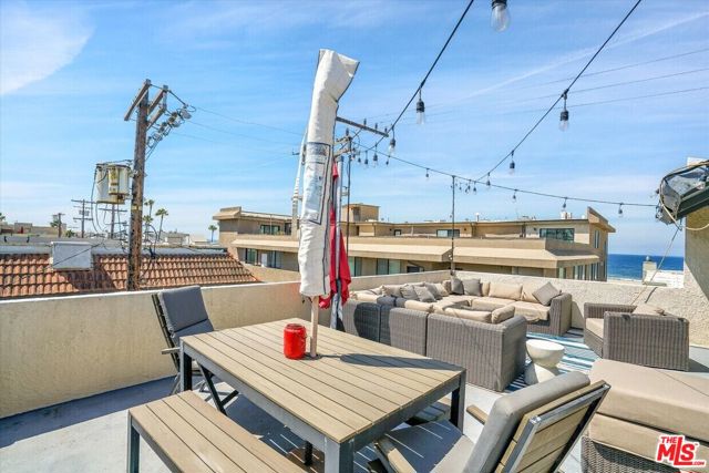 14 Mast Street, Marina del Rey CA: https://media.crmls.org/mediaz/0f352aa6-db06-480d-af19-a7ea8582d68e.jpg