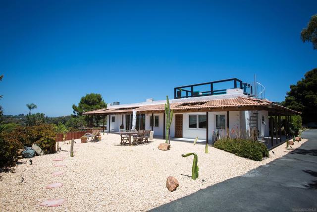 1047 Highland Dr, Del Mar CA: https://media.crmls.org/mediaz/0f36d075-2552-4343-b801-3b99e8b905ed.jpg