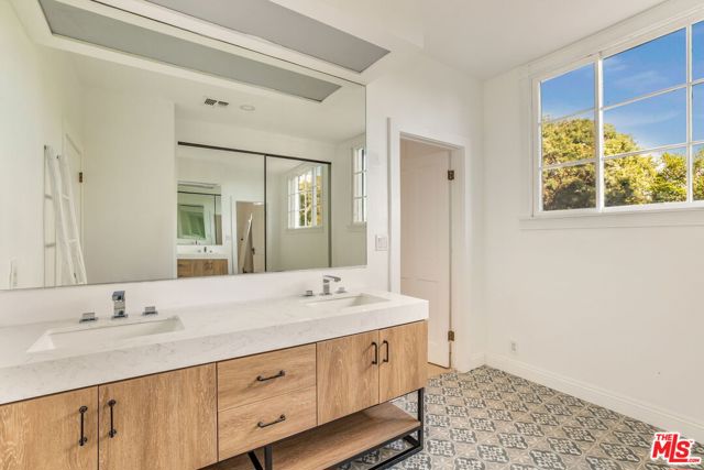 9315 Beverly Crest Drive, Beverly Hills CA: https://media.crmls.org/mediaz/0f37073e-b35e-4f34-9e20-1071097c38c3.jpg