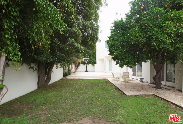 269 N Bundy Drive, Los Angeles CA: https://media.crmls.org/mediaz/0f370fa8-2ac8-4e00-84ea-00541ee54d09.jpg