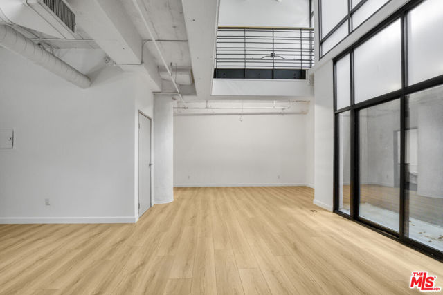 330 W 11th Street, Los Angeles CA: https://media.crmls.org/mediaz/0f37af82-190a-4dc7-90b9-cfec76646e39.jpg