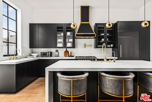1346 Abbot Kinney Boulevard, Venice CA: https://media.crmls.org/mediaz/0f382e1c-fec1-4a47-926f-65b9bfb70ce8.jpg