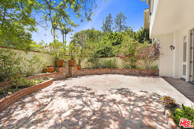 12320 Ridge Circle, Los Angeles CA: https://media.crmls.org/mediaz/0f38b06c-27c5-4d89-82c8-ac6605a324b7.jpg