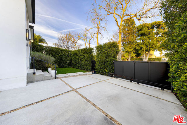 123 S Kilkea Drive, Los Angeles CA: https://media.crmls.org/mediaz/0f393a1b-70e5-46fd-a020-30869ab2bb38.jpg
