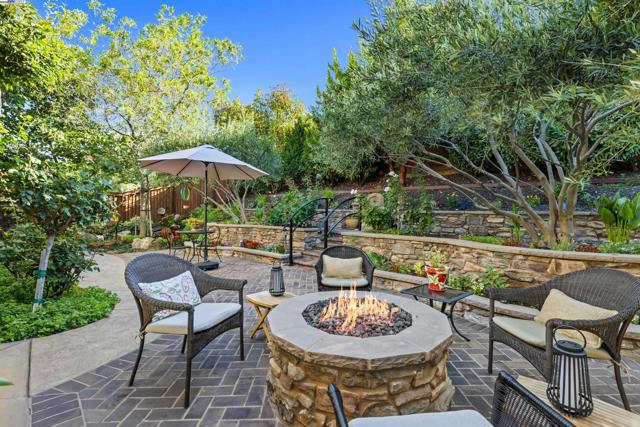 1748 Veneto Ln, Brentwood CA: https://media.crmls.org/mediaz/0f3a915d-d873-41be-af56-397f3443ac19.jpg