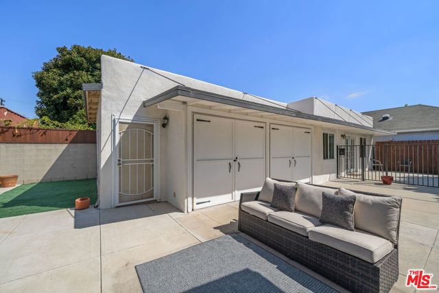 519 W Elm Avenue, Inglewood CA: https://media.crmls.org/mediaz/0f3b2967-d25a-4fe5-aba5-186a44ab3ed0.jpg