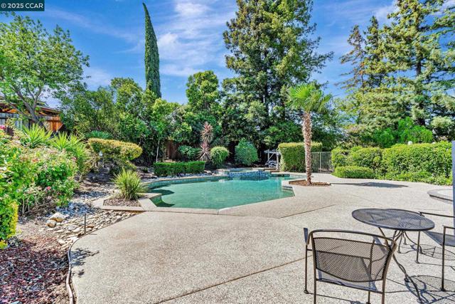 321 Chardonnay Cir, Clayton CA: https://media.crmls.org/mediaz/0f3b5be0-ba12-41a3-8839-b64559a00b5a.jpg