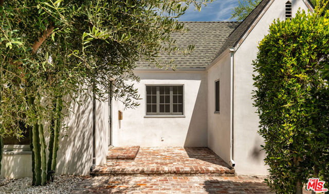 366 Westbourne Drive photo 4