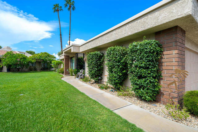 35983 Paseo Circulo E, Cathedral City CA: https://media.crmls.org/mediaz/0f3de3b8-b25b-4809-9761-d36d2dcfea6d.jpg