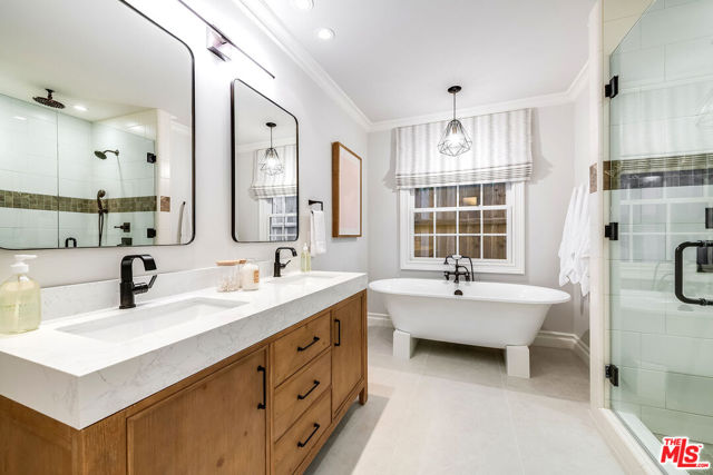 10445 Valley Spring Lane, Toluca Lake CA: https://media.crmls.org/mediaz/0f3e598d-bdab-4cf5-833b-86917c8b3805.jpg
