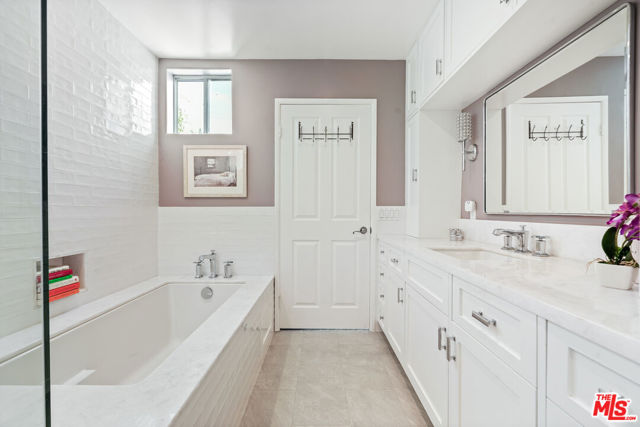 1533 18th Street, Santa Monica CA: https://media.crmls.org/mediaz/0f3ed103-3740-4726-9ba0-2bdbda9134eb.jpg