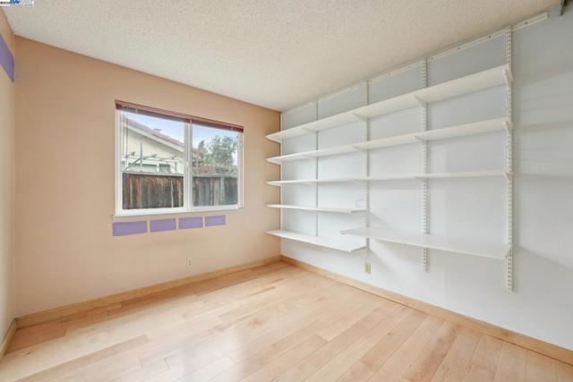 4942 Rocklin Dr, Union City CA: https://media.crmls.org/mediaz/0f3f3e60-38d9-4f98-991a-29a7f3089510.jpg