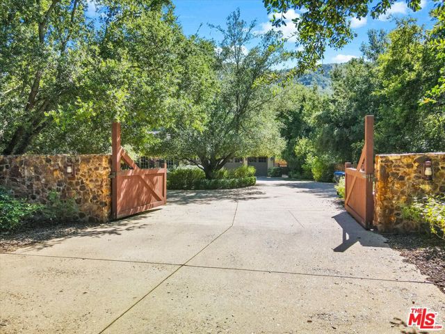 29734 Mulholland Highway, Agoura Hills CA: https://media.crmls.org/mediaz/0f4023f0-967c-4da1-9405-4b070757efde.jpg