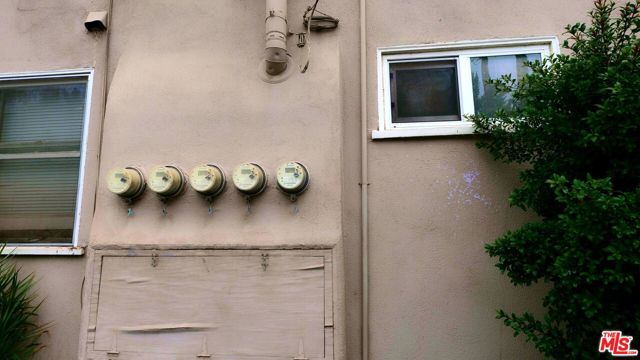 1105 W Clark Avenue, Burbank CA: https://media.crmls.org/mediaz/0f403898-60c5-4061-a733-78e4483036f5.jpg