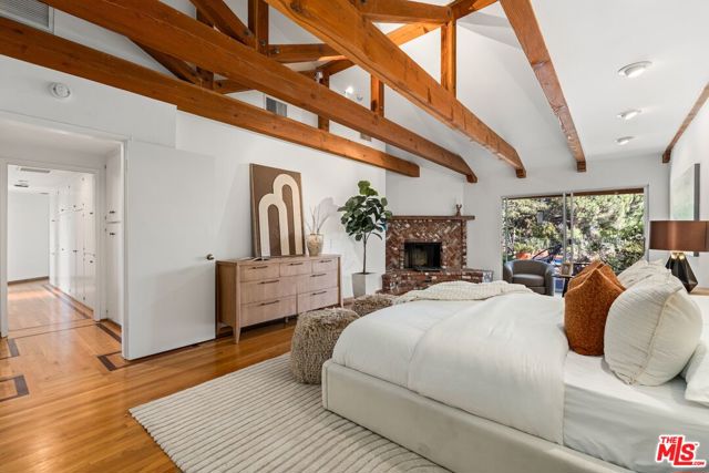 2200 Jeffersonia Way, Los Angeles CA: https://media.crmls.org/mediaz/0f404638-735f-4d89-983d-fc4787ce3a92.jpg