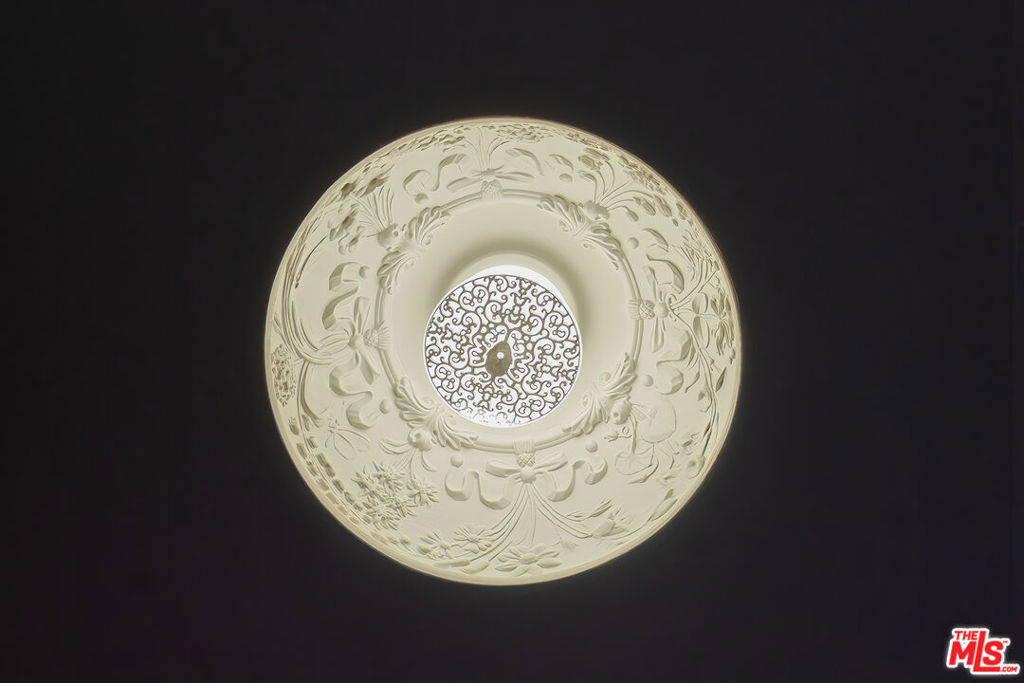 https://media.crmls.org/mediaz/0f405011-5613-4031-b16e-d62e83acd248.jpg?preset=X-Large