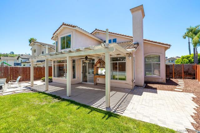 838 Masters Dr, Oceanside CA: https://media.crmls.org/mediaz/0f416da3-0344-4869-b8c2-1c80330f394a.jpg