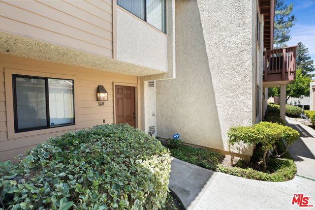 5720 Owensmouth Avenue, Woodland Hills CA: https://media.crmls.org/mediaz/0f433fad-0675-4c30-b664-fe030b444429.jpg