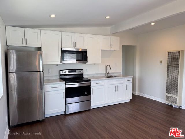 1813 12th Street, Santa Monica CA: https://media.crmls.org/mediaz/0f438380-3ec3-4449-a52f-35f1d2b56e88.jpg