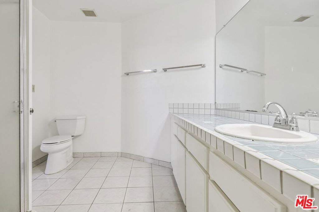 https://media.crmls.org/mediaz/0f43c710-635e-4aeb-bc21-649c0fe88a0e.jpg?preset=X-Large
